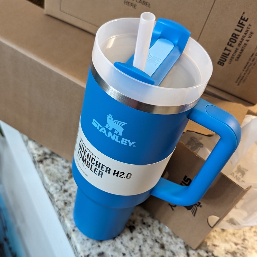 NWT JUST RELEASED Stanley Quencher H2.0 FlowState Tumbler 40oz, AZURE